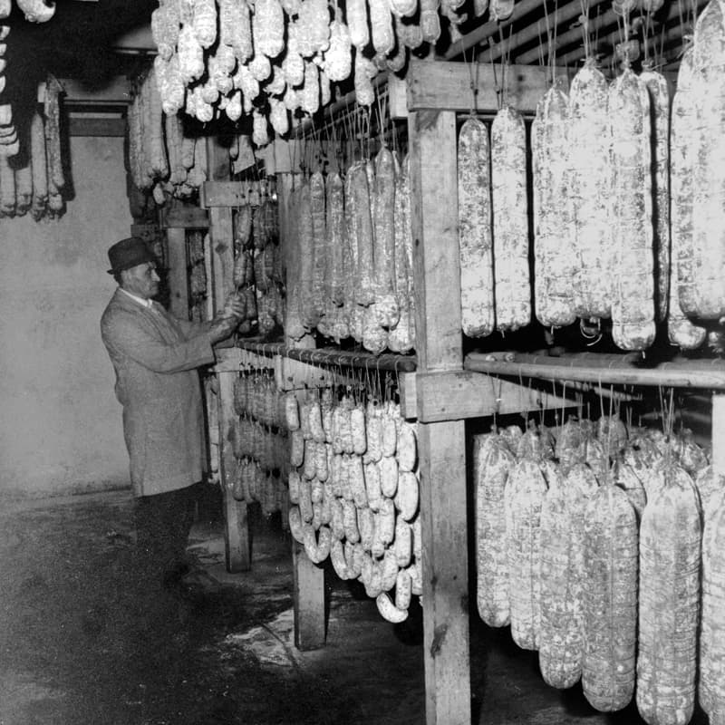 1939 Matteo Brizio, nonno Materìn in salumeria