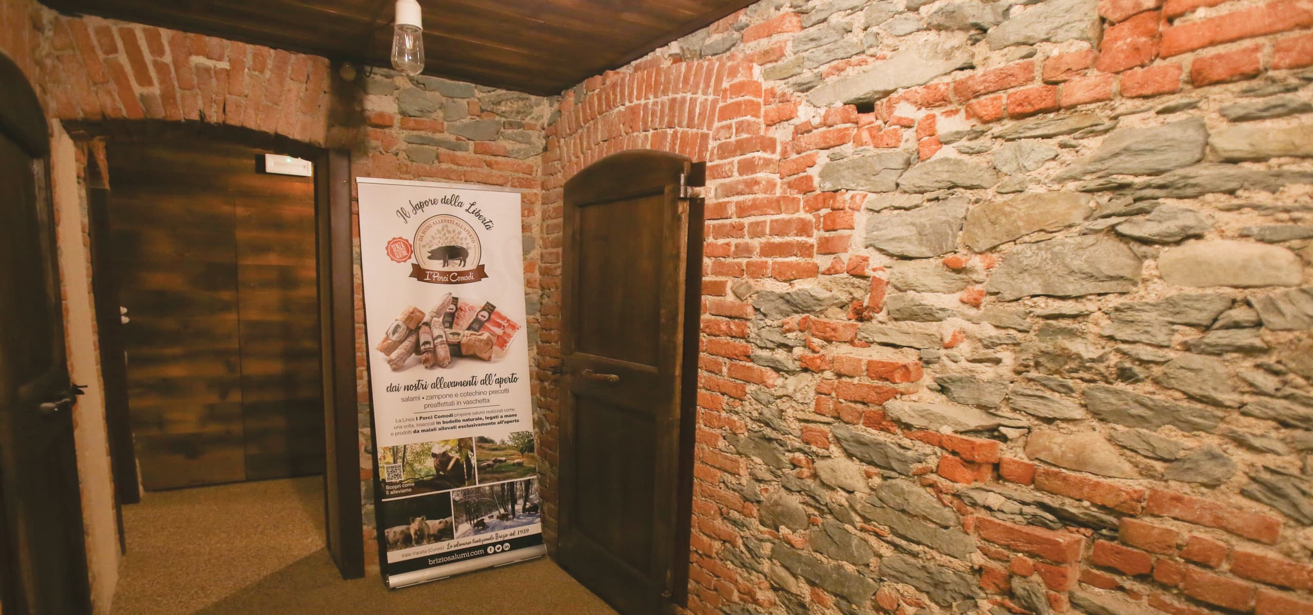 Salami Brizio nella cantina invecchiamento per la stagionatura